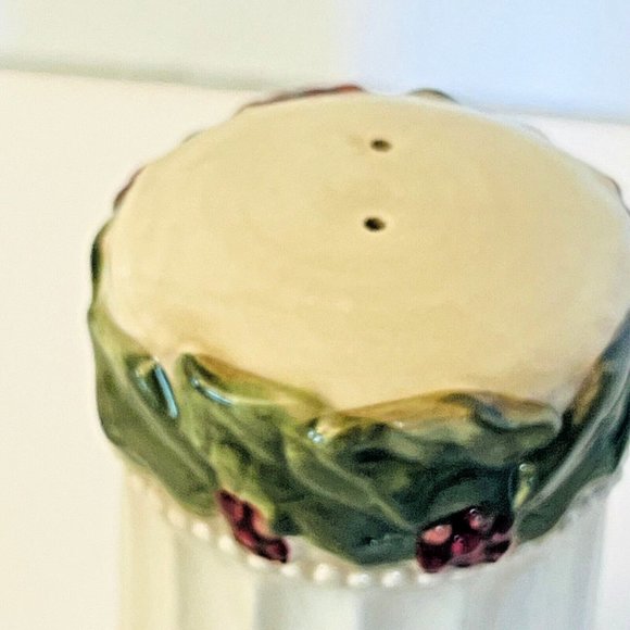 Amacan Porcelain Salt & Pepper Shaker Set Piller Holly & Berries Design NWOT - Picture 11 of 16